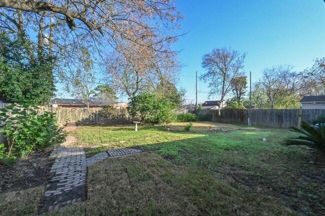 Building Photo - 1411 Laskey St