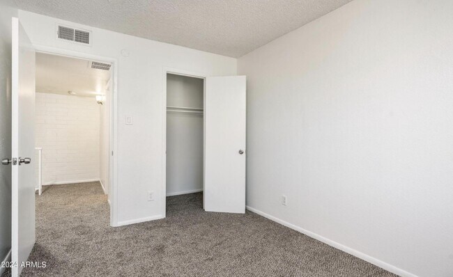 Building Photo - 4040 W Palomino Rd