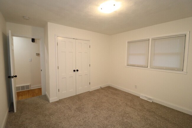 Building Photo - 517 Maple St