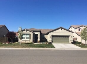 Building Photo - Beautiful 3 Bedroom Home