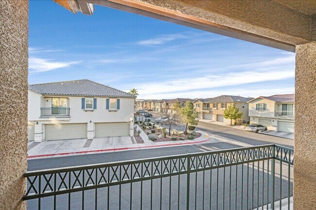 Building Photo - Spacious 2 bedroom condo with attached condo