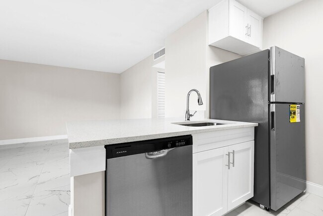 Building Photo - 712 Meadows Cir