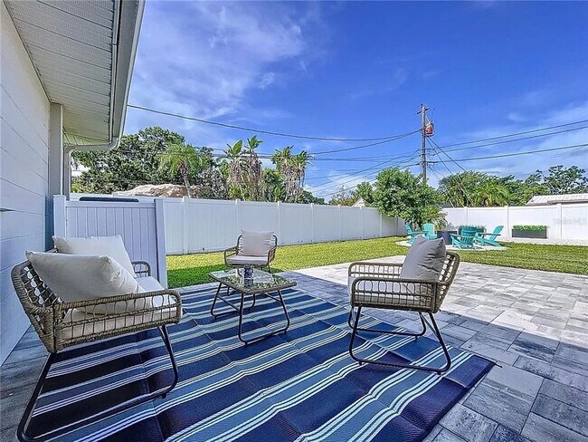 Building Photo - Modern luxury meets Florida charm in this ...