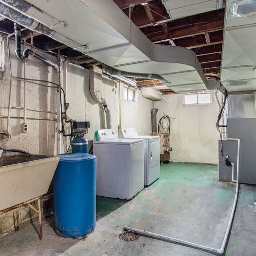 Laundry - 716 S Twyckenham Dr