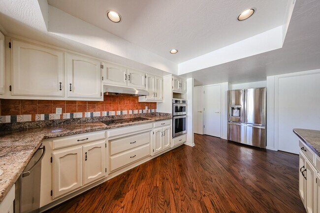 Building Photo - Scottsdale Country Club Living!