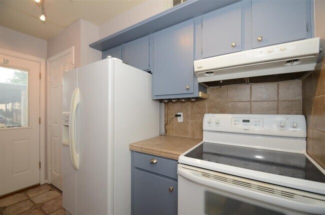 Building Photo - 6402 Del Monte Dr