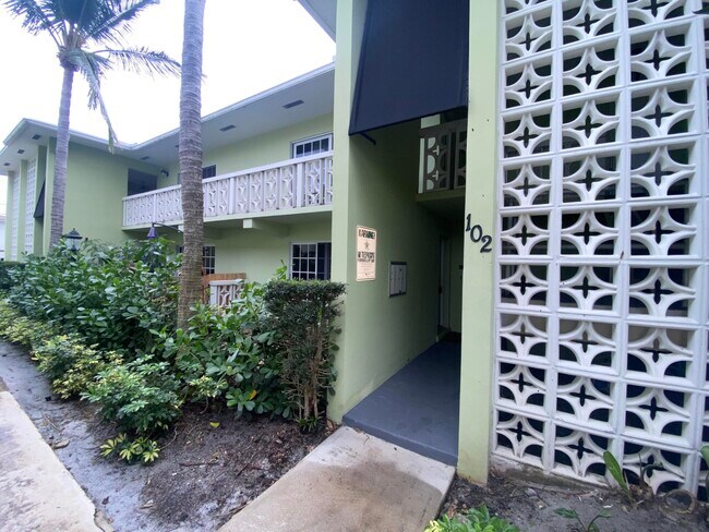 Building Photo - 102 N Lakeside Dr