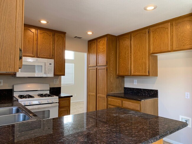 Building Photo - Newly updated 3 bedroom home in Menifee av...