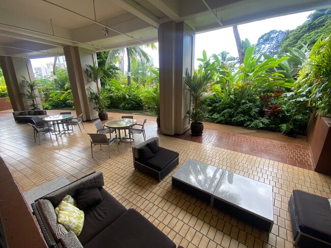 Building Photo - Breezy 1 bed, 1 bath, 1 parking unit with ...