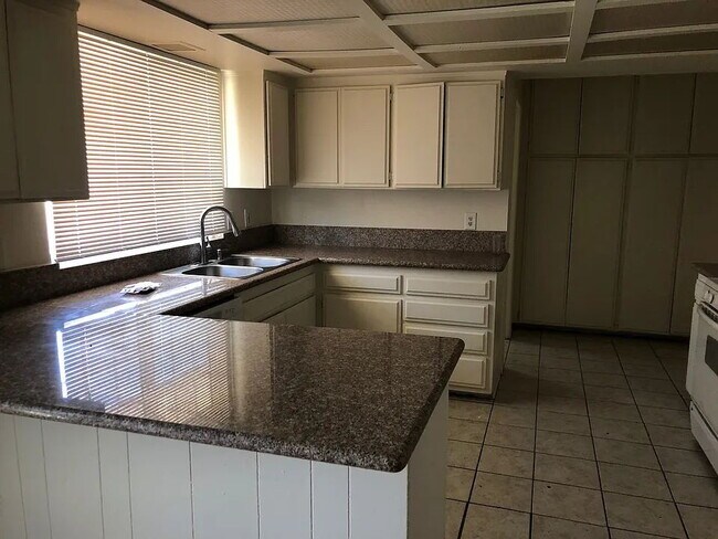 Building Photo - "Charming 3-Bed, 2-Bath Home in Lancaster – 1,499 Sq. Ft. of Comfort Awaits!"