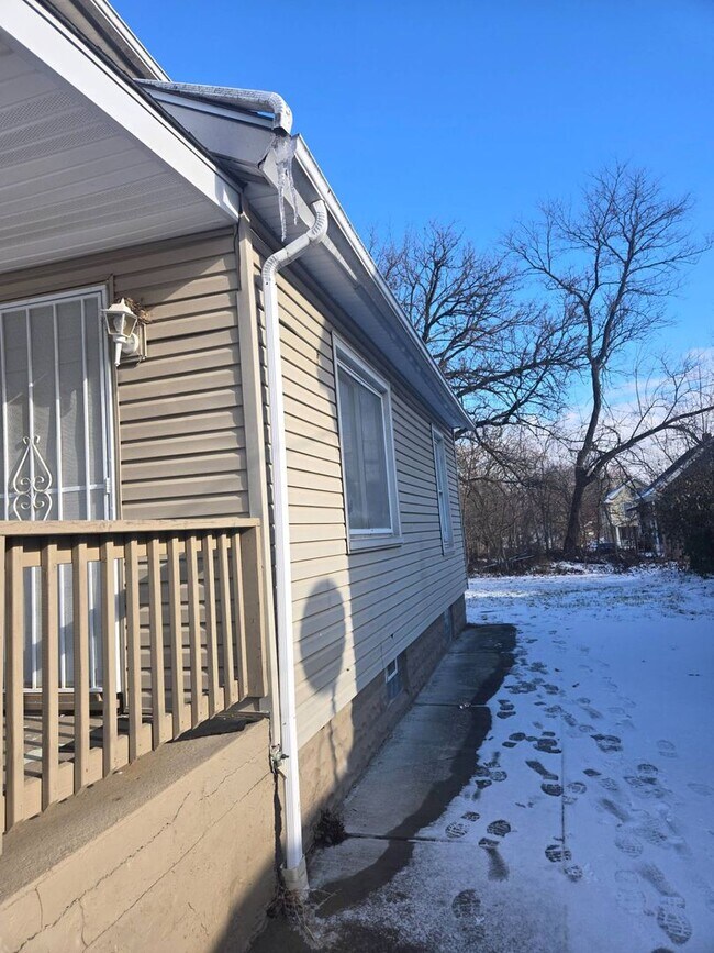 Building Photo - Charming 2-Bedroom Property in Prime Location (Section 8 Vouchers Accepted)