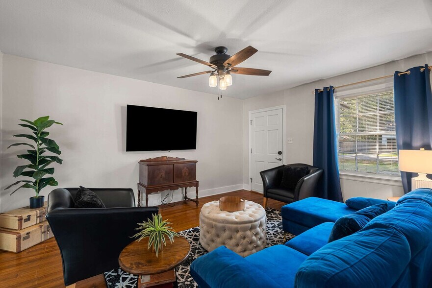 Building Photo - 1707 1st Terrace