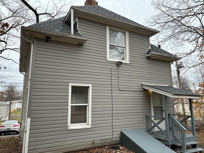Building Photo - Large 3 Bedroom 1 Bath Home 2 Story