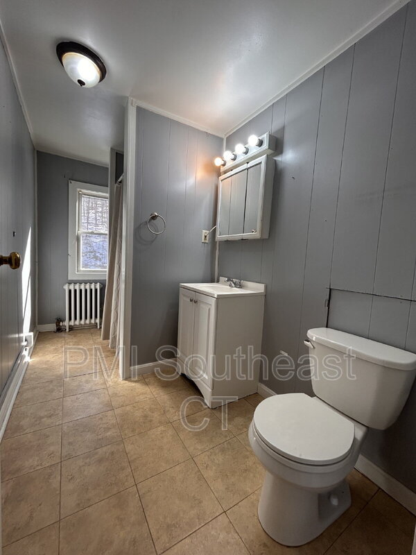 Building Photo - 484 Pleasant St