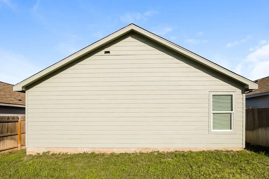 Building Photo - 5735 Leon Pl