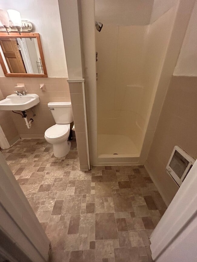 Building Photo - 2 Bedroom 1 Bathroom Apartment