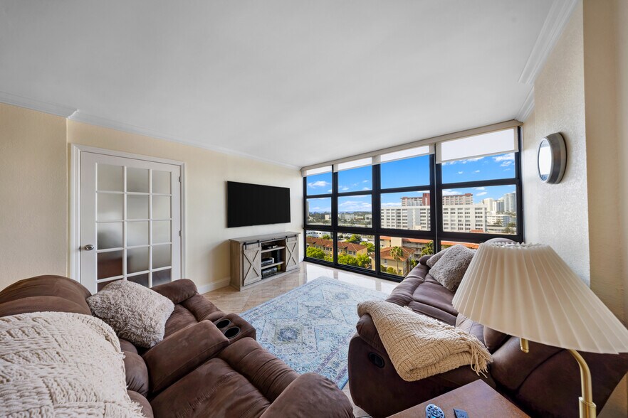 Building Photo - 2017 S Ocean Dr