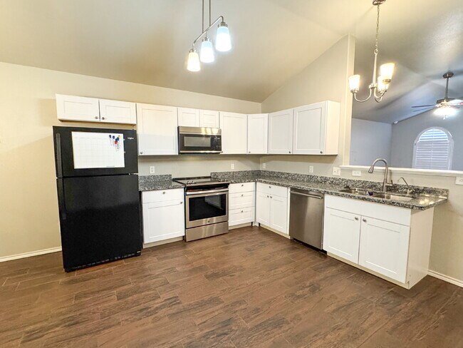 Building Photo - 3-Bedroom Home in Milwaukee Ridge HOA