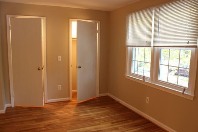 Building Photo - Beautiful 3 bed 2.5 Bath End Unit Brick To...