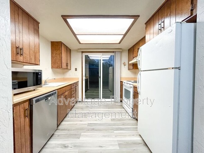 Building Photo - 1765 NW Grant Ave