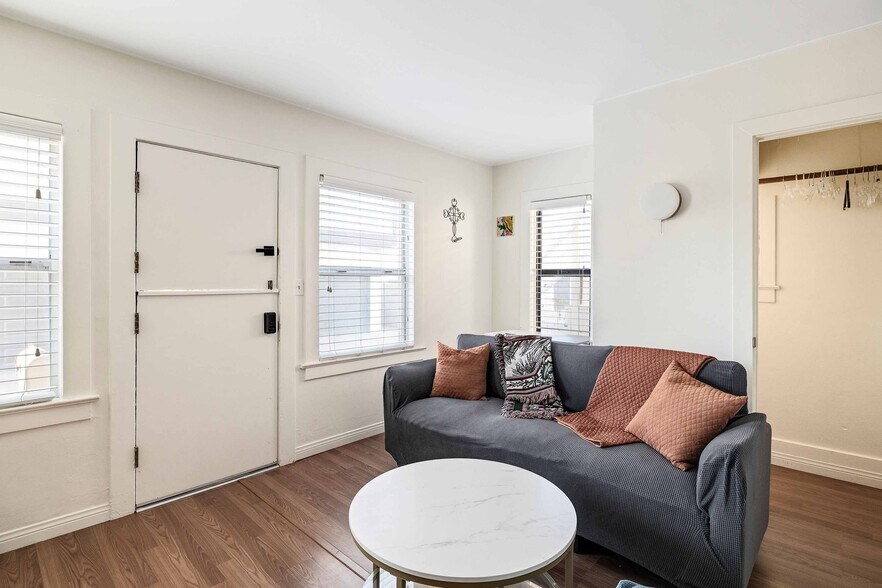 Building Photo - 1634 Bayview Dr