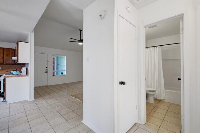 Building Photo - 1813 Gracy Farms Ln