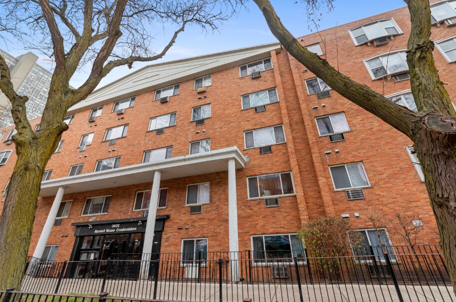 Building Photo - 3825 N Pine Grove Ave