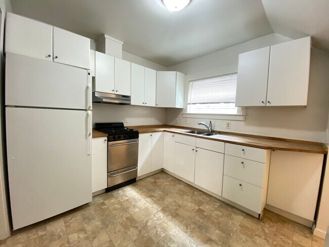 Building Photo - Spacious Studio Apartment