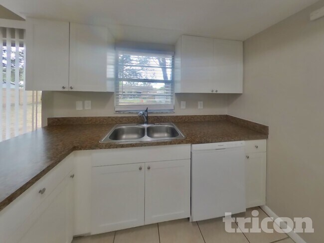 Building Photo - 1115 Oakhill St