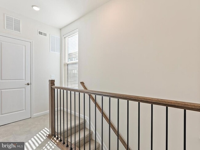 Building Photo - 1001 Greenwich Dr