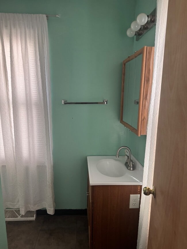 Building Photo - Charming 2-Bedroom House Bettendorf