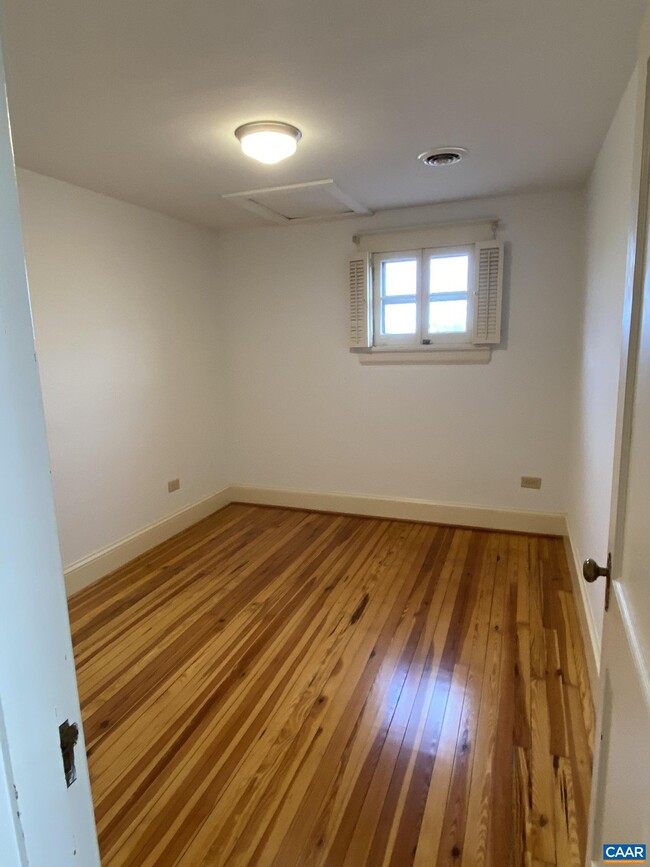 Building Photo - 119 Tanbark Dr
