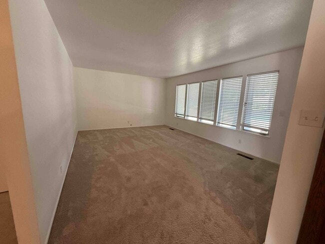 Building Photo - University Ave 3 Bedroom