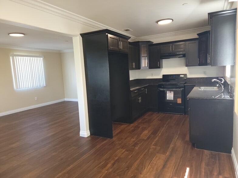 Building Photo - 1719 W 39th Pl