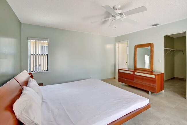 Building Photo - 1541 SW 102nd Terrace