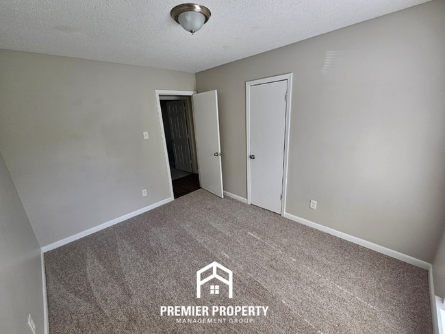 Building Photo - Move-In Ready 3BR Gem in Memphis - Cozy Fireplace, Tile Dining & Private Yard