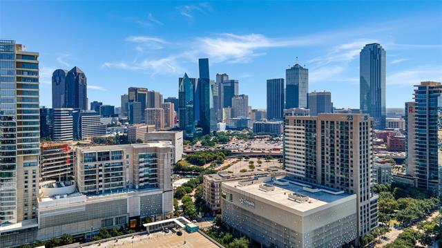 Building Photo - 2408 Victory Park Ln