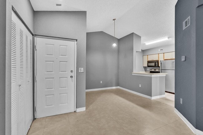 Building Photo - 2850 N Oakland Forest Dr