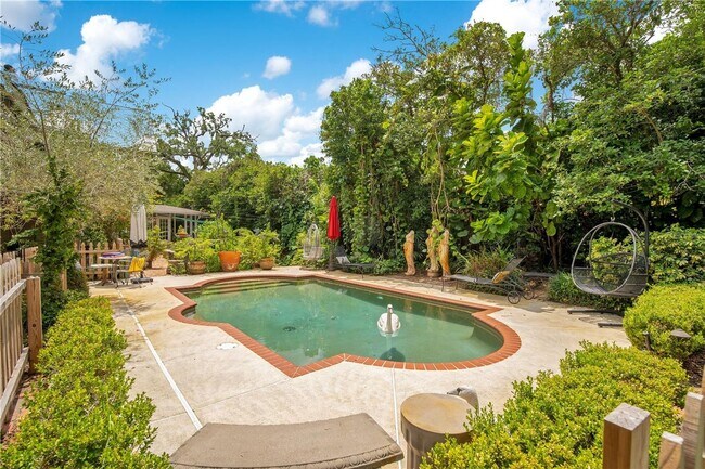 Building Photo - Queen Anne Victorian Estate