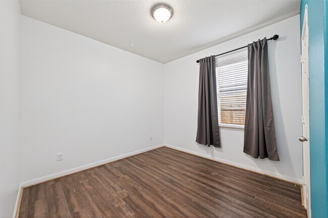 Building Photo - 30914 W Lost Creek Blvd