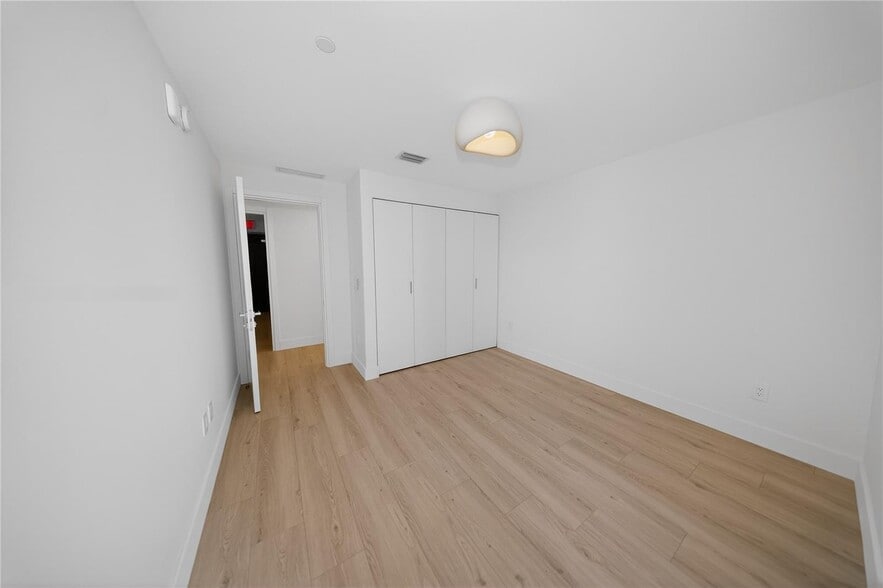 Building Photo - 700 NE 24th St