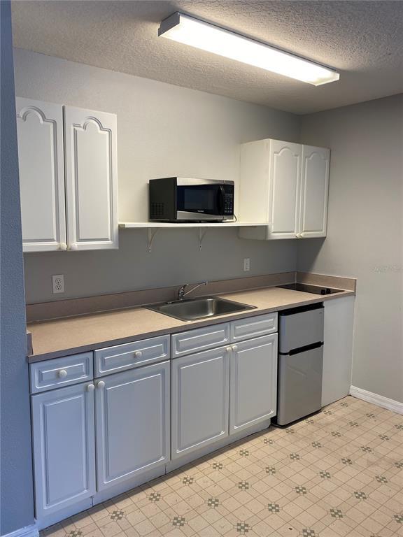 Building Photo - 613 Coconut Palm Way