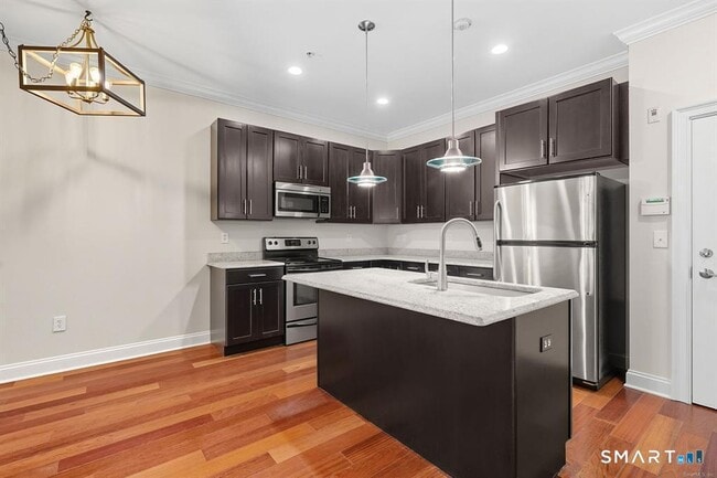 Building Photo - 142 East Ave