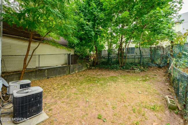 Building Photo - 114 Watson Ave