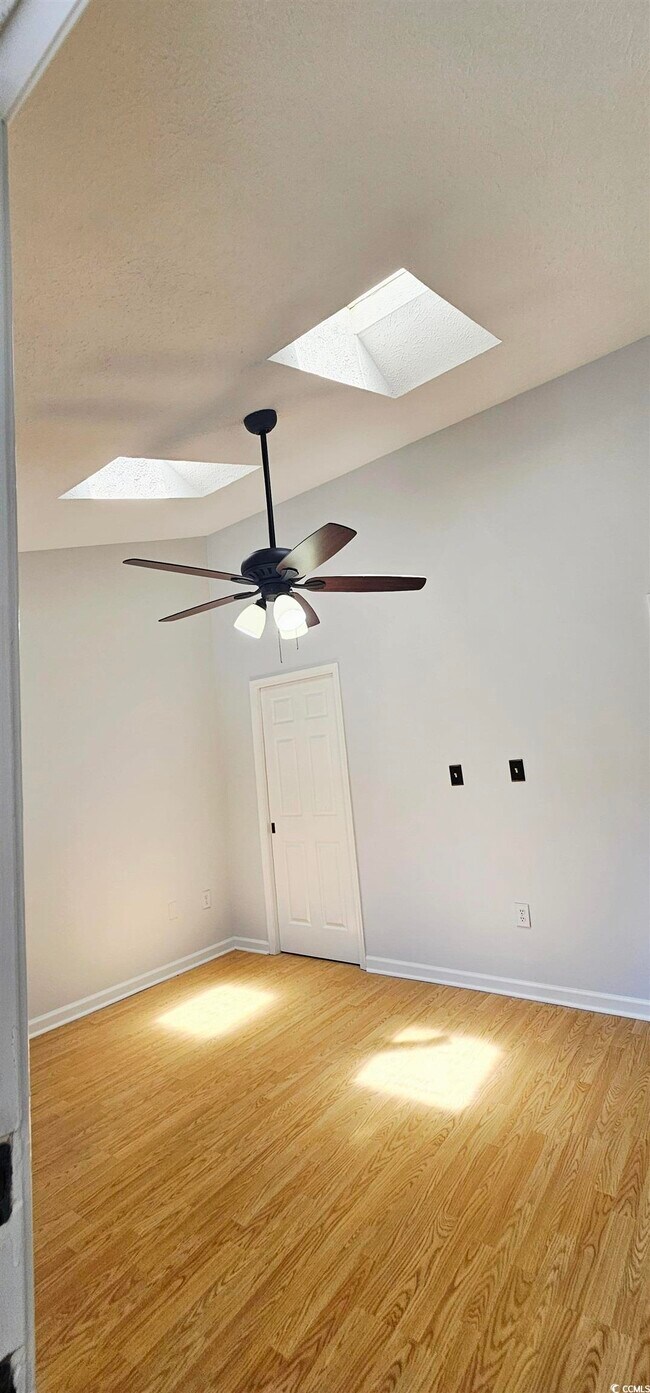 Building Photo - 615 13th Ave N