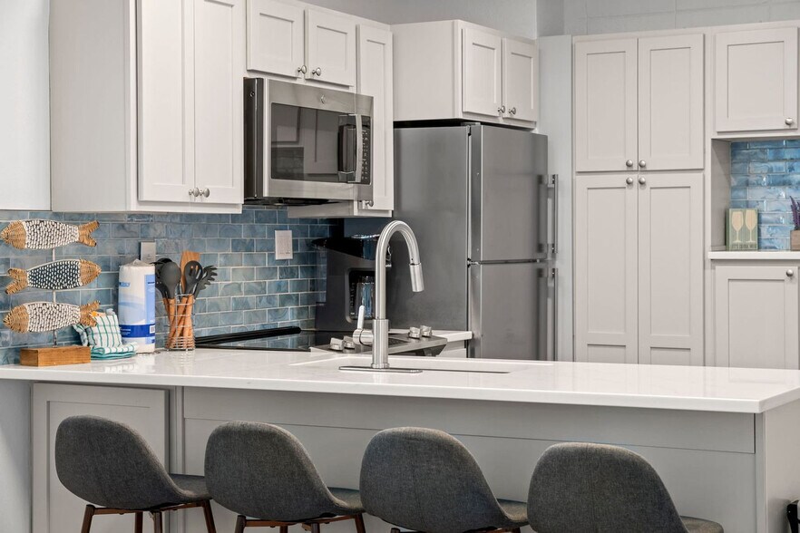 Building Photo - 4000 Gulf Terrace Dr