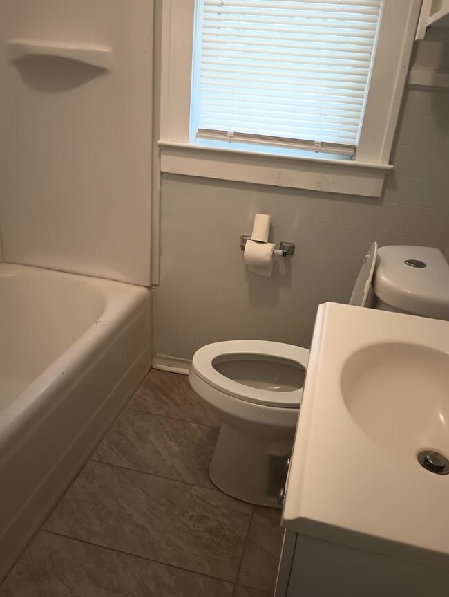 Building Photo - Charming 2-Bedroom Apartment Near Downtown...
