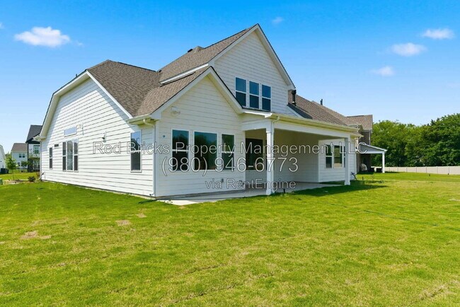 Building Photo - 4016 Dahlia Dr