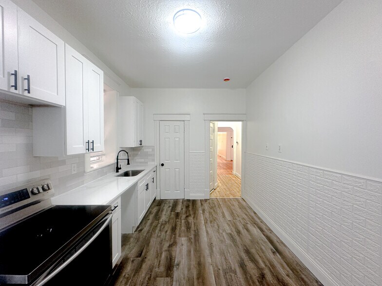 Building Photo - 4167 Botanical Ave