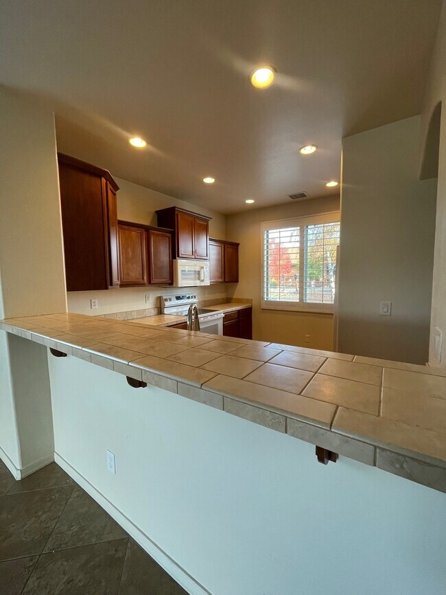 Building Photo - 1170 N Opal Dr